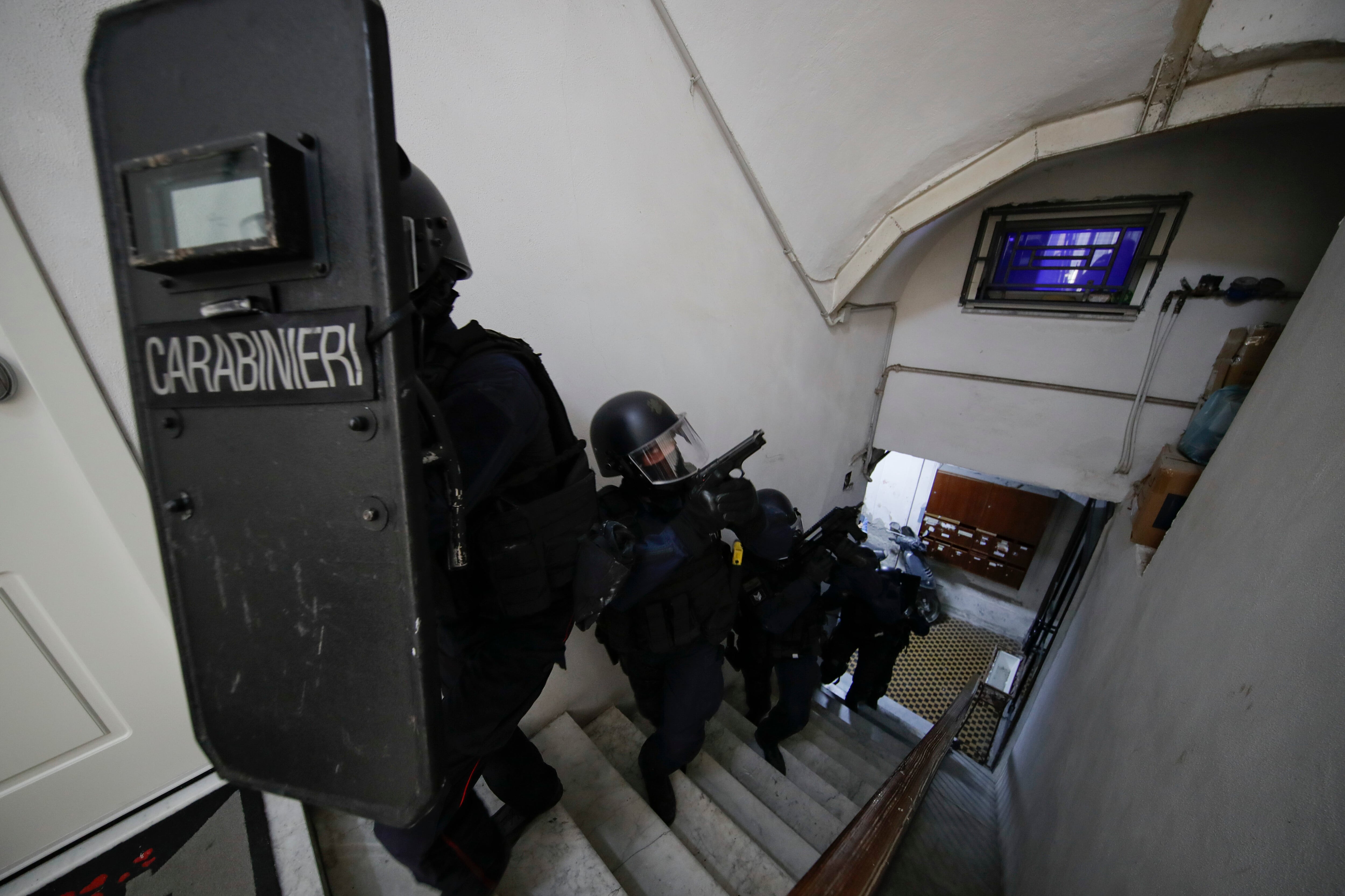 Agentes del cuerpo de Carabinieri entrando en un edificio.