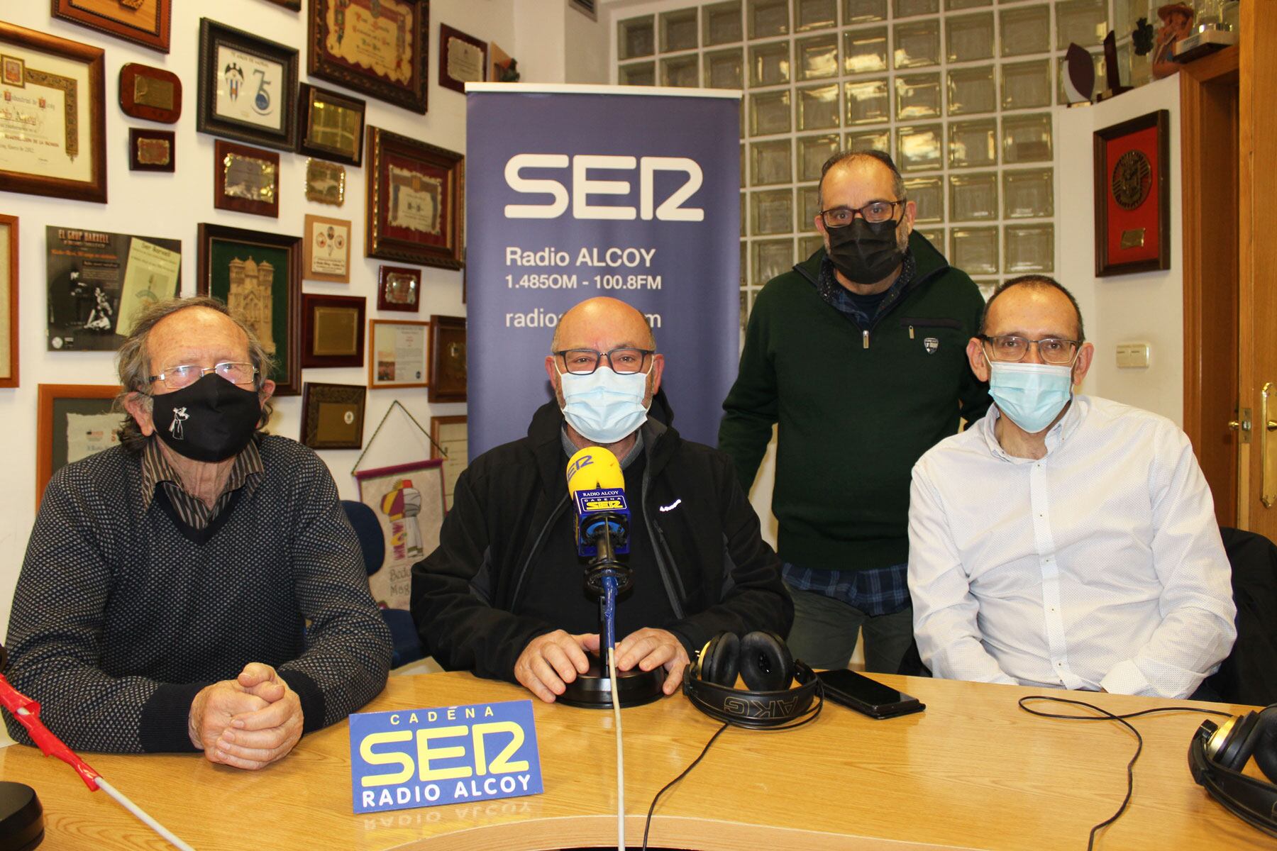 Alfredo Santonja, José Luis Llopis, David Gisbert y Santi Amador, en el estudio central de Radio Alcoy