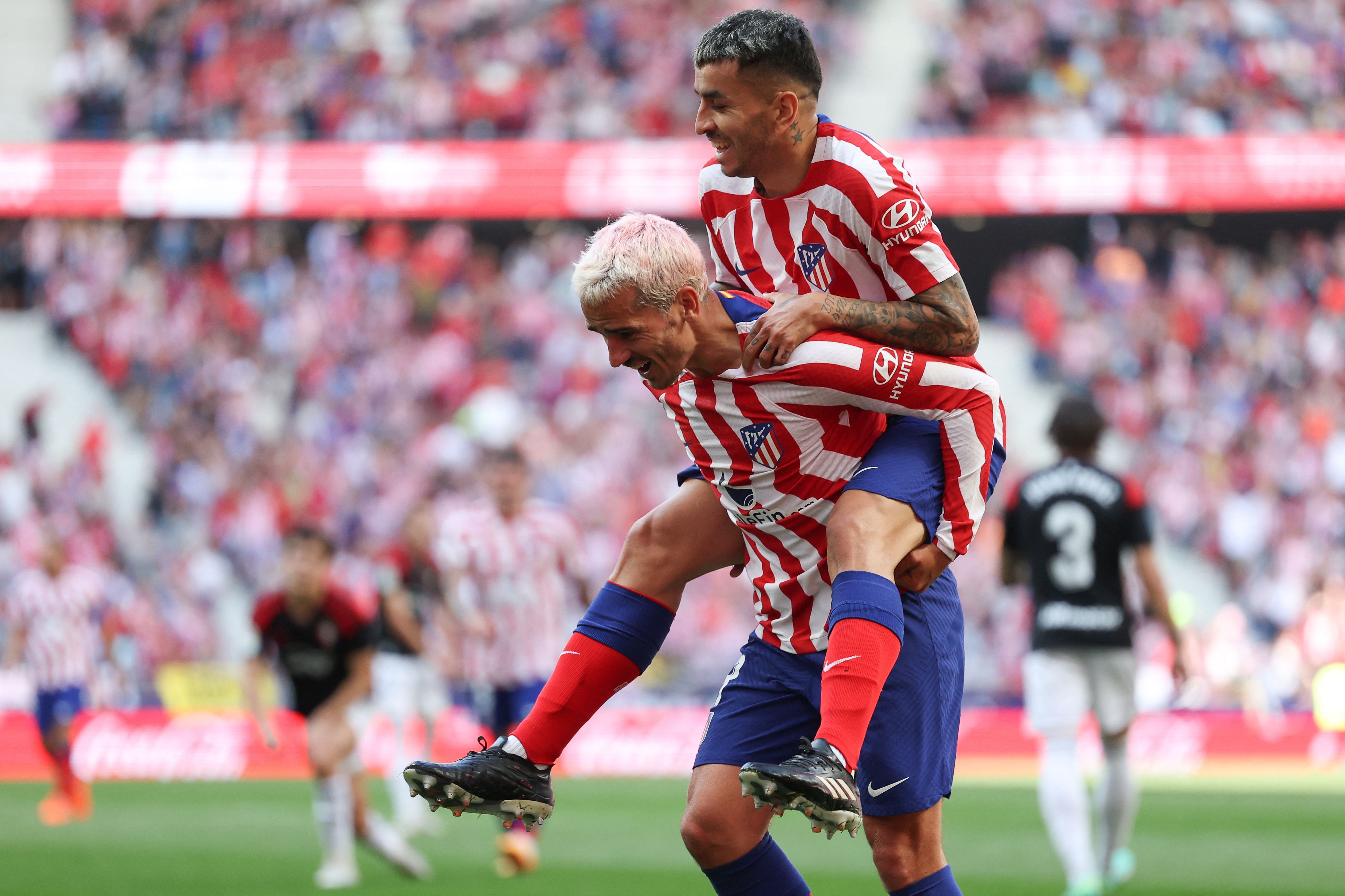 Ángel Correa y Antoine Griezmann celebran el tanto del argentino para el 3-0 ante Osasuna