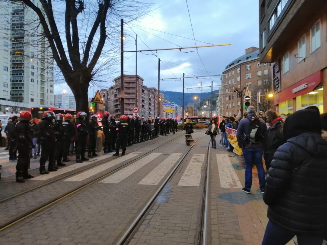 Concentración de manifestantes en San Mamés