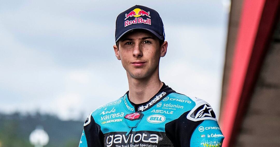 Máximo Quiles en una foto con el mono de su equipo