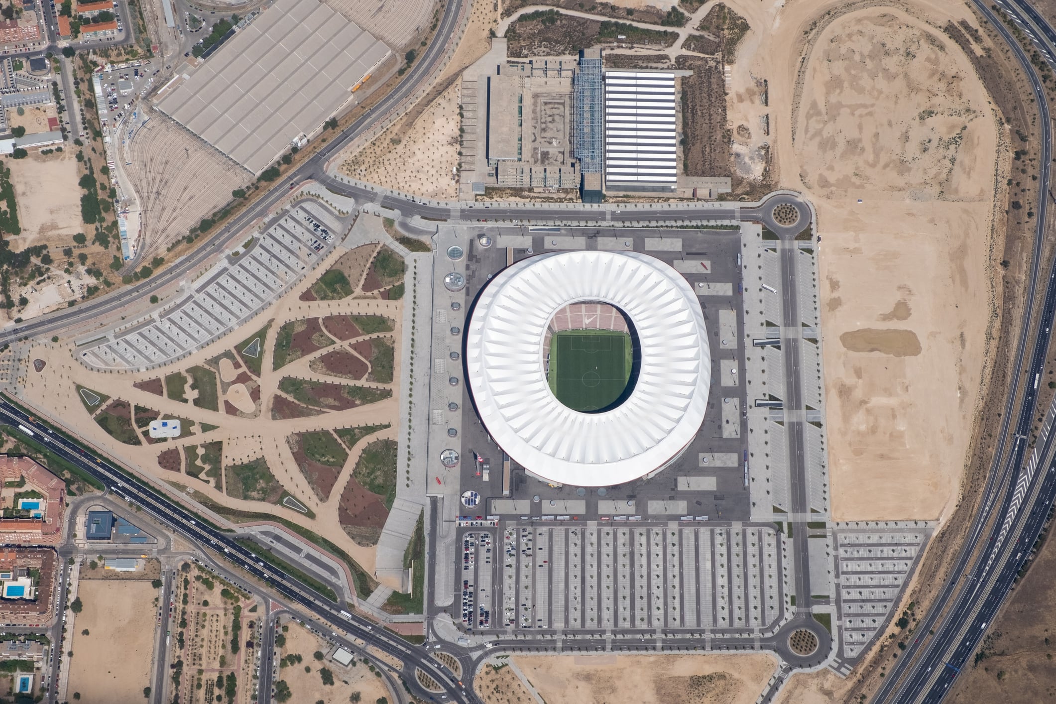 Foto aéreo del estadio Metropolitano de Madrid y los terrenos que le rodean.