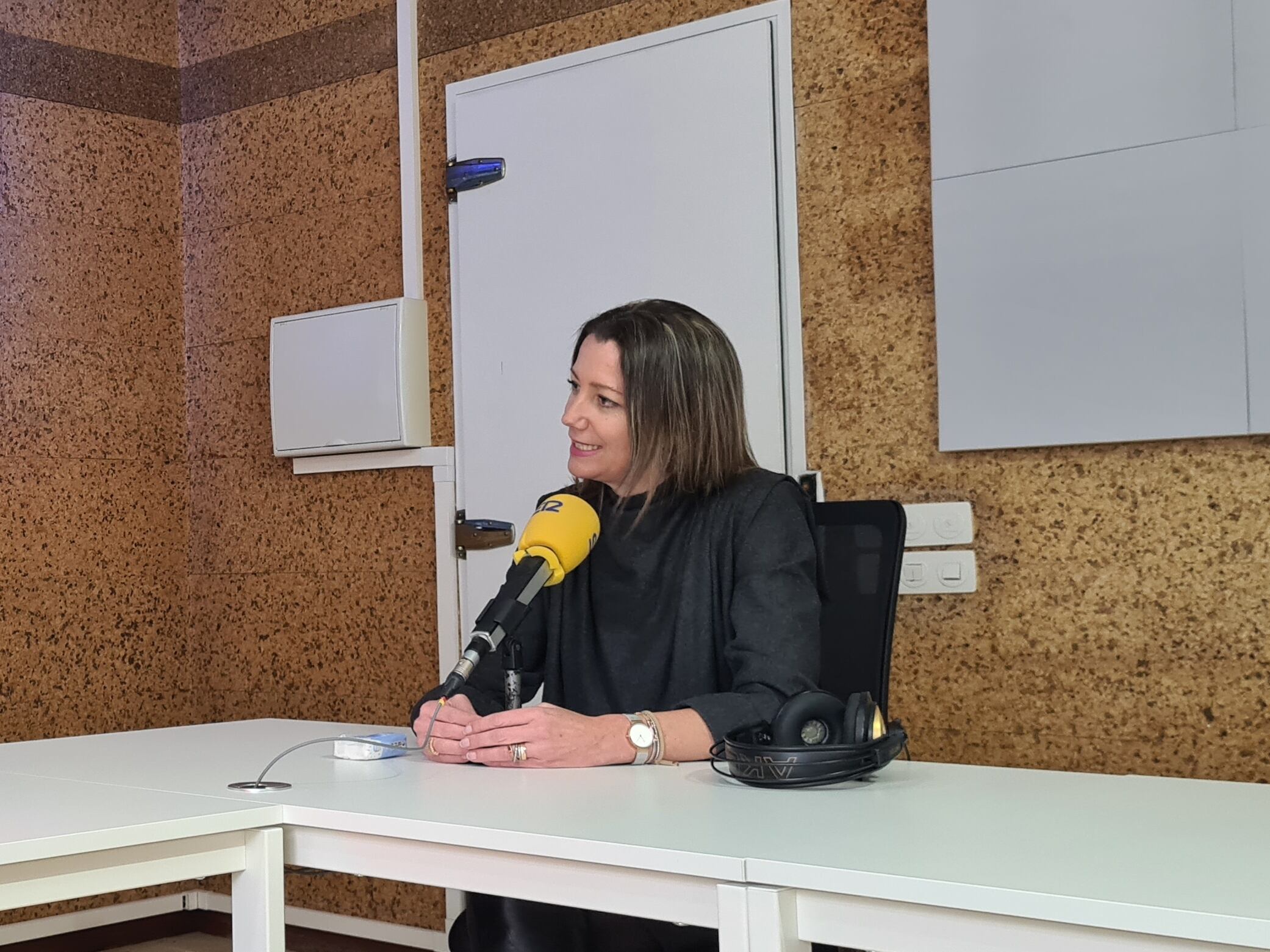 Sara Meijide y Lara Méndez en los estudios de Radio Lugo SER