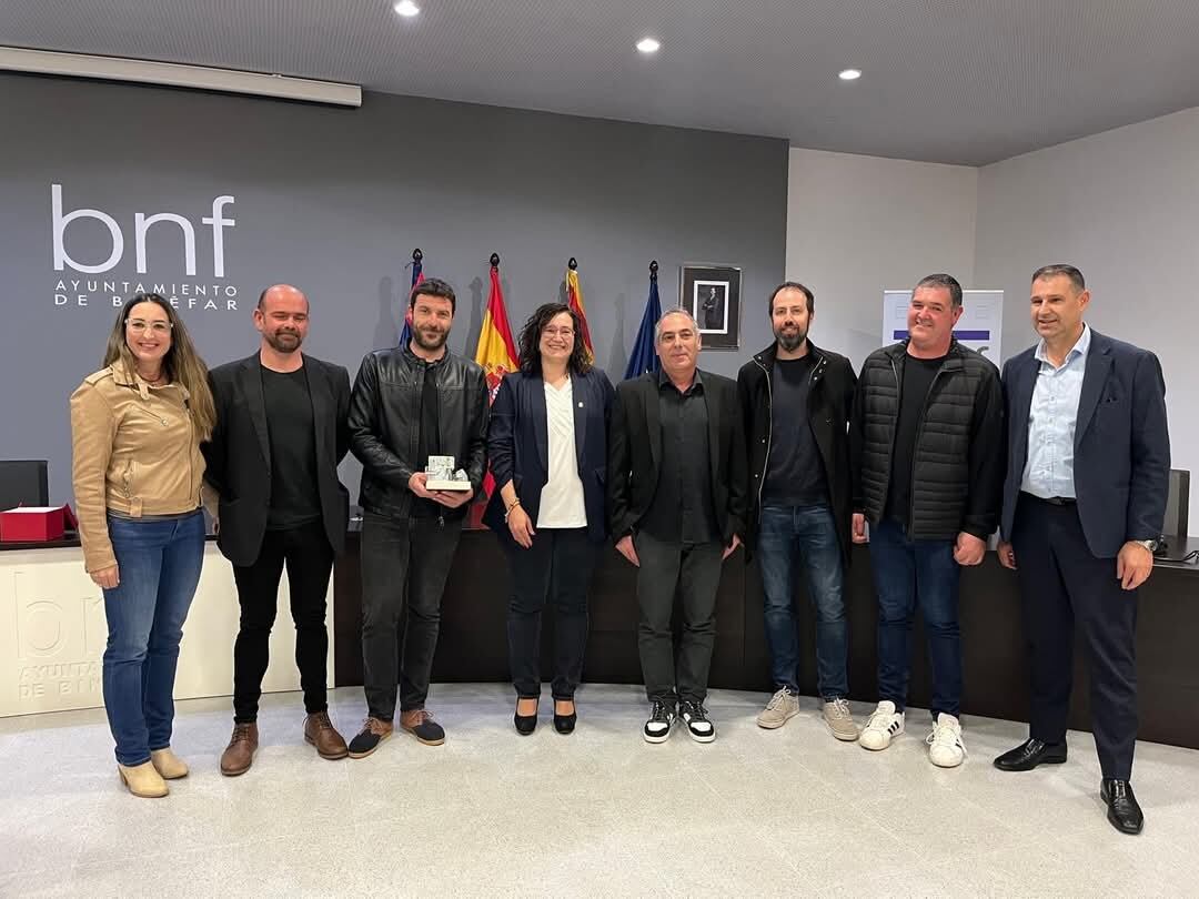 El grupo The Morland con las autoridades locales en el salón de plenos del Ayuntamiento de Binéfar