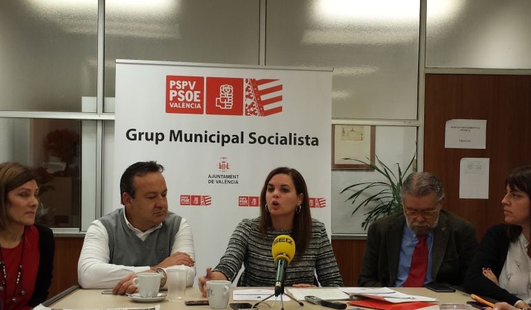 La portavoz socialista Sandra Gómez (en el centro) y sus otros cuatro compañeros de grupo municipal, (de izquierda a derecha) Maite Girau, Vicent Sarrià, Ramón vilar y Anaïs Menguzzato