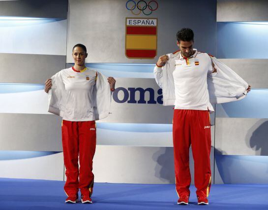 El jugador de Hockey Andrés Mir (d) y la gimnasta Carolina Rodríguez durante la presentación de la uniformidad del Equipo Olímpico Español para los Juegos Olímpicos de Río 2016, en la sede del COE en Madrid.