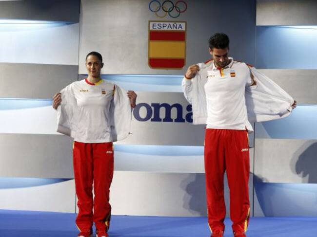 El jugador de Hockey Andrés Mir (d) y la gimnasta Carolina Rodríguez durante la presentación de la uniformidad del Equipo Olímpico Español para los Juegos Olímpicos de Río 2016, en la sede del COE en Madrid.
