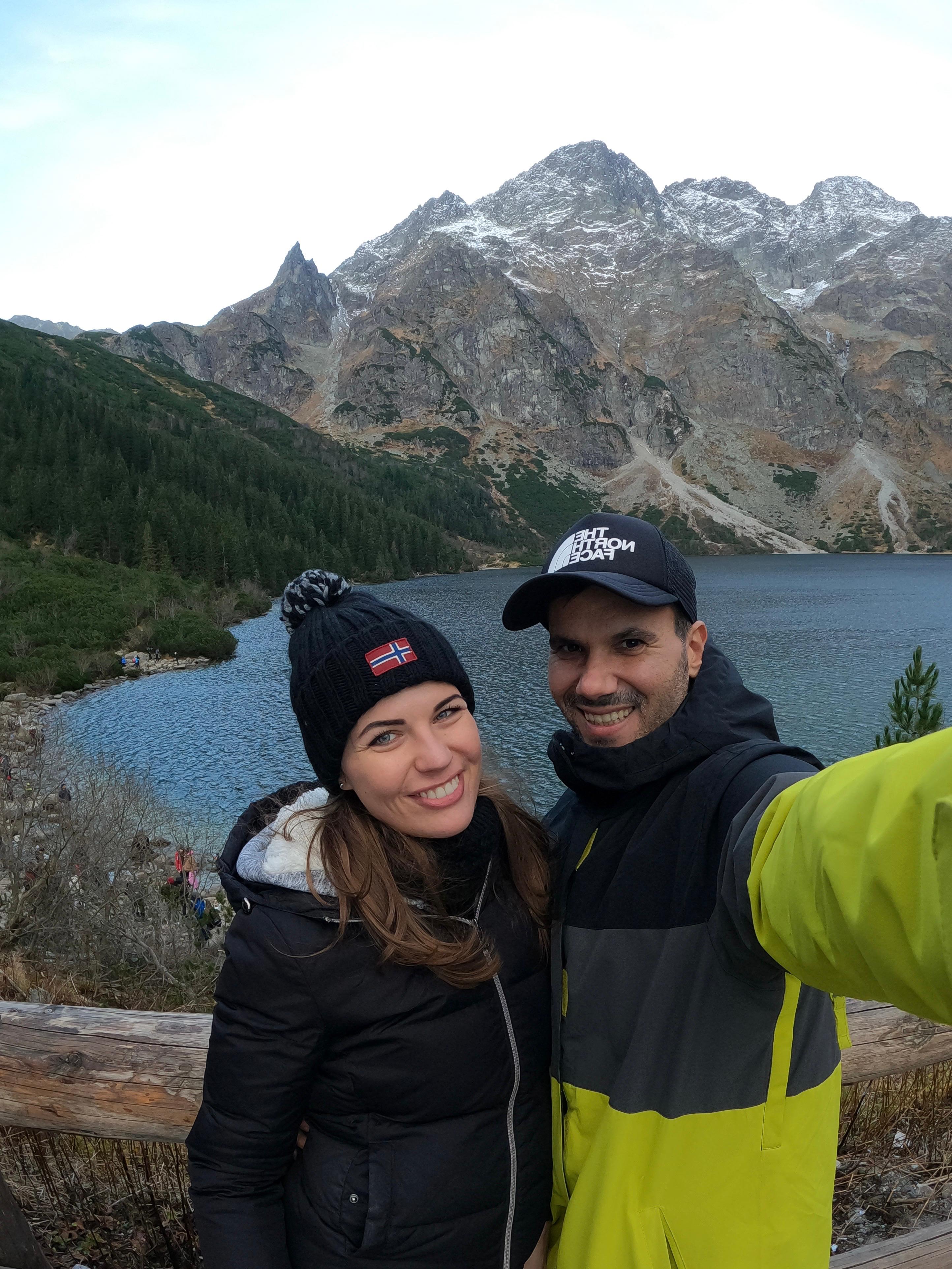 Ángel con su esposa, Weronika en el lago Morskie Oko (Tatry)