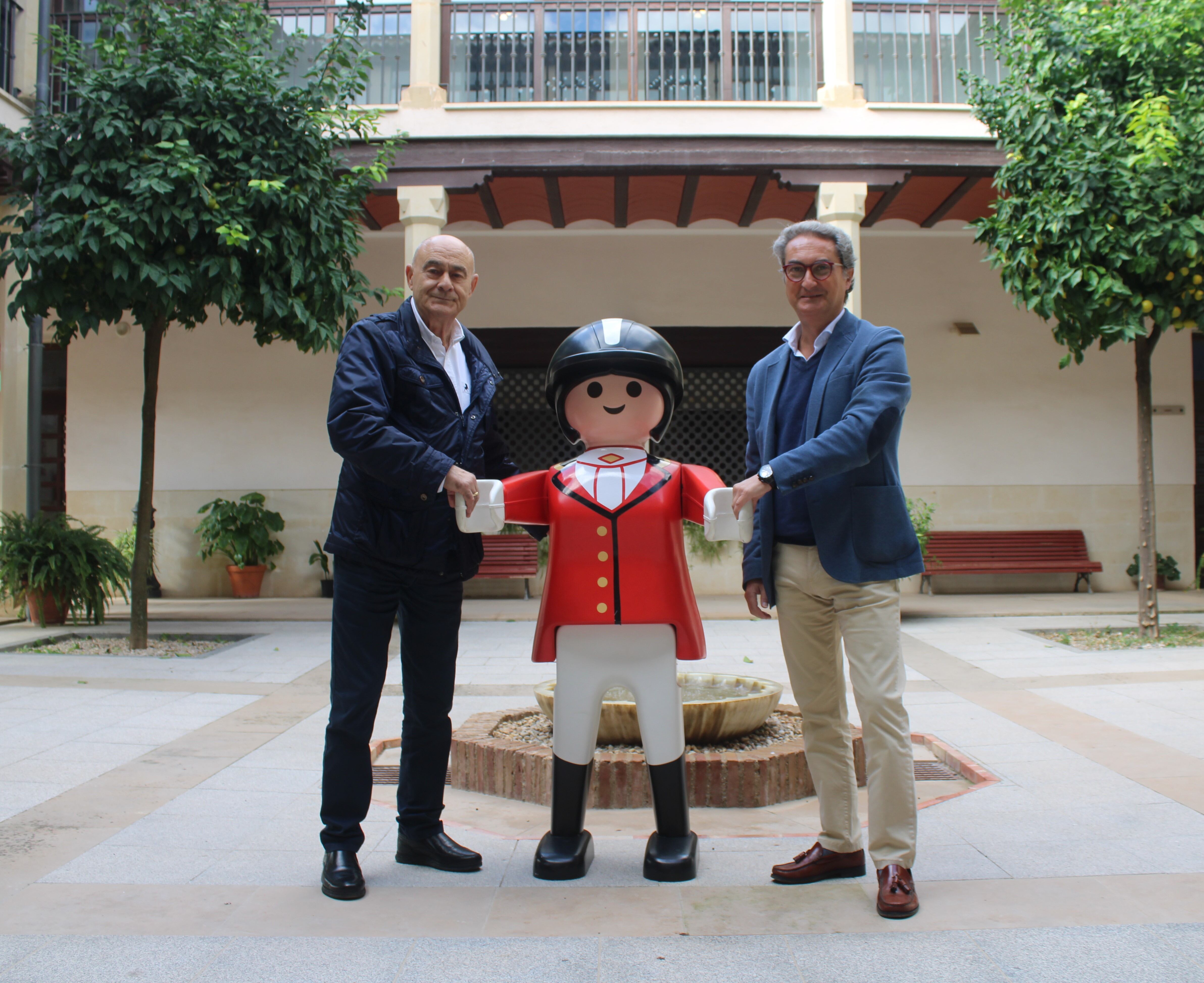 El concejal de Comercio, Industria y Artesanía, José Luis Madueño, y el gerente de Alciser, Jesús Casas, han presentado esta mañana, en el Palacio Don Luis de la Cueva de Úbeda la exposición.