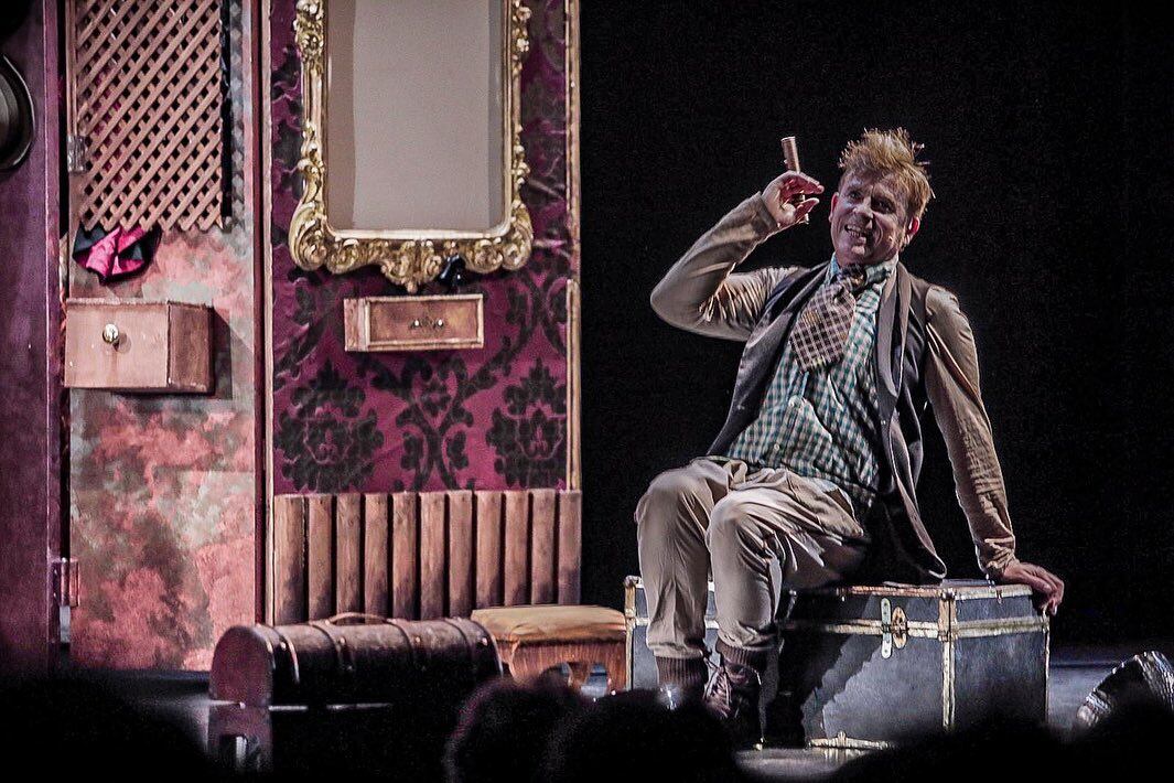 Alfonso Palomares y la obra "El Bufón"