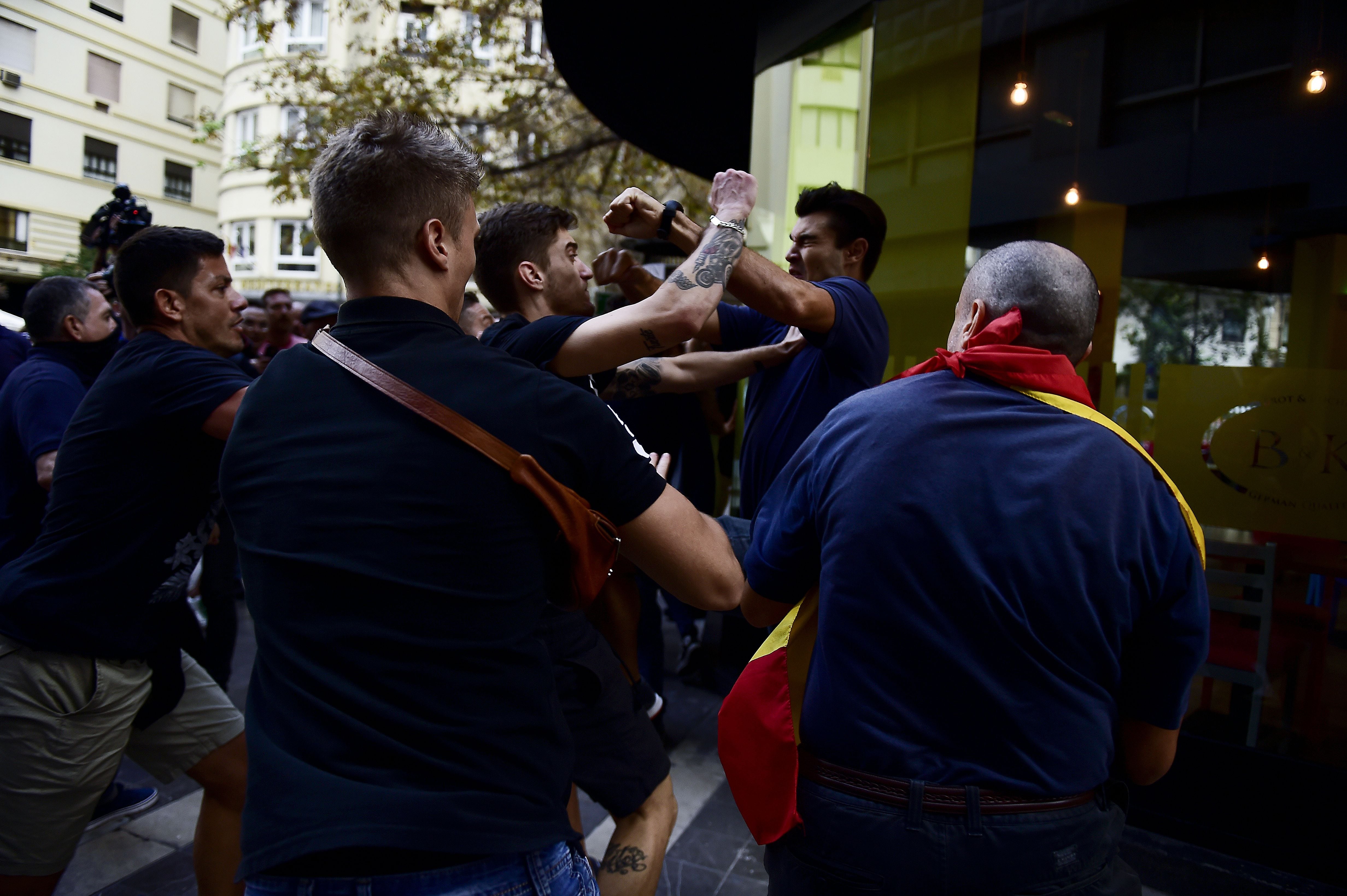 Un grupo de fascistas agrede a manifestantes y periodistas en la marcha del 9 d&#039;Octubre de 2017 en València.