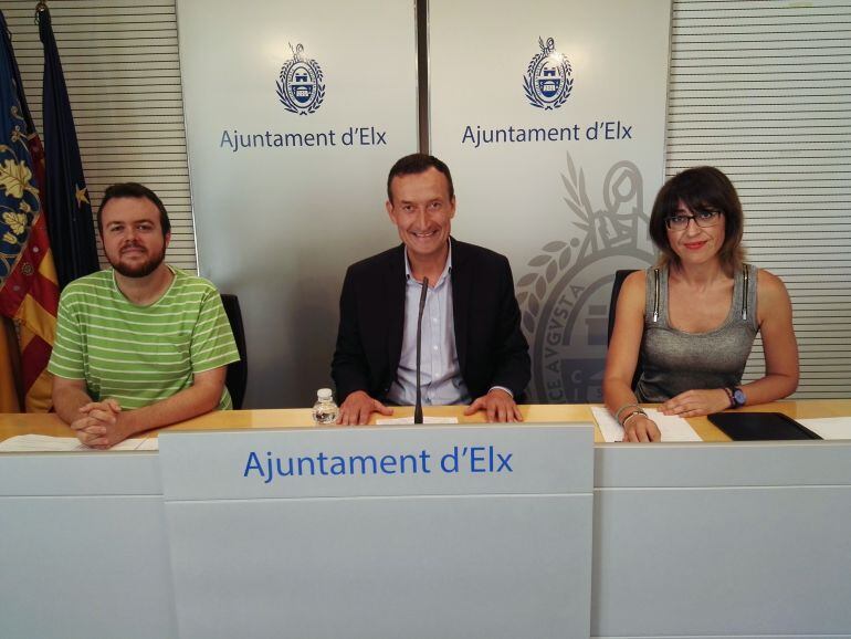 Los concejales Antonio García y Patricia Maciá, con el alcalde,Carlos González