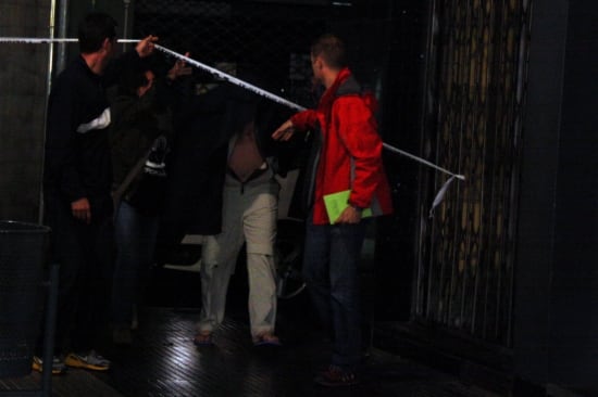 El detingut ha tornat a l'escenari del crim emmanillat i custodiat pels Mossos d'Esquadra per fer la inspecció ocular.