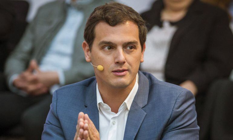 El presidente de Ciudadanos, Albert Rivera, ha llamado hoy a no permitir una concentración de apoyos electorales en los &quot;extremos&quot; 