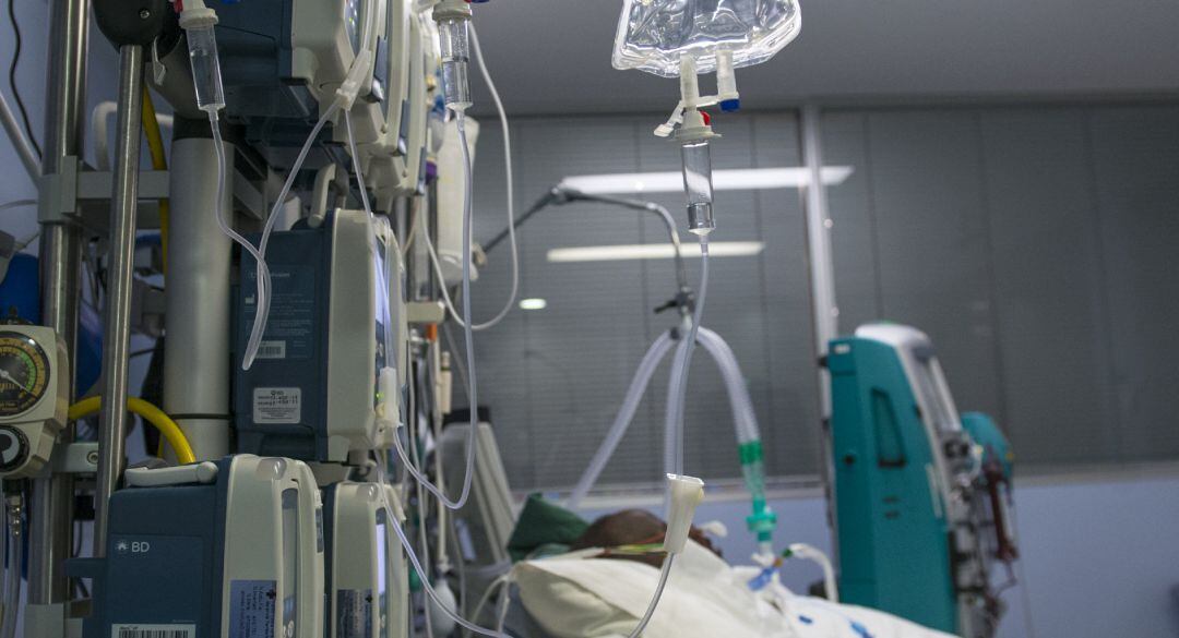 Un paciente ingresado en la Unidad de Cuidados Intensivos (UCI).