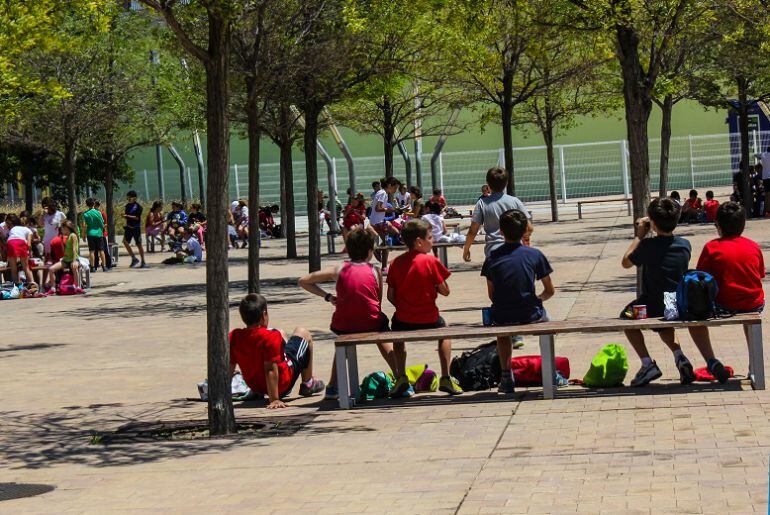 Niños de un colegio en una actividad escolar. 