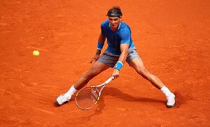 Nadal devuelve una bola en su debut en Madrid