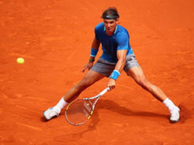 Nadal devuelve una bola en su debut en Madrid