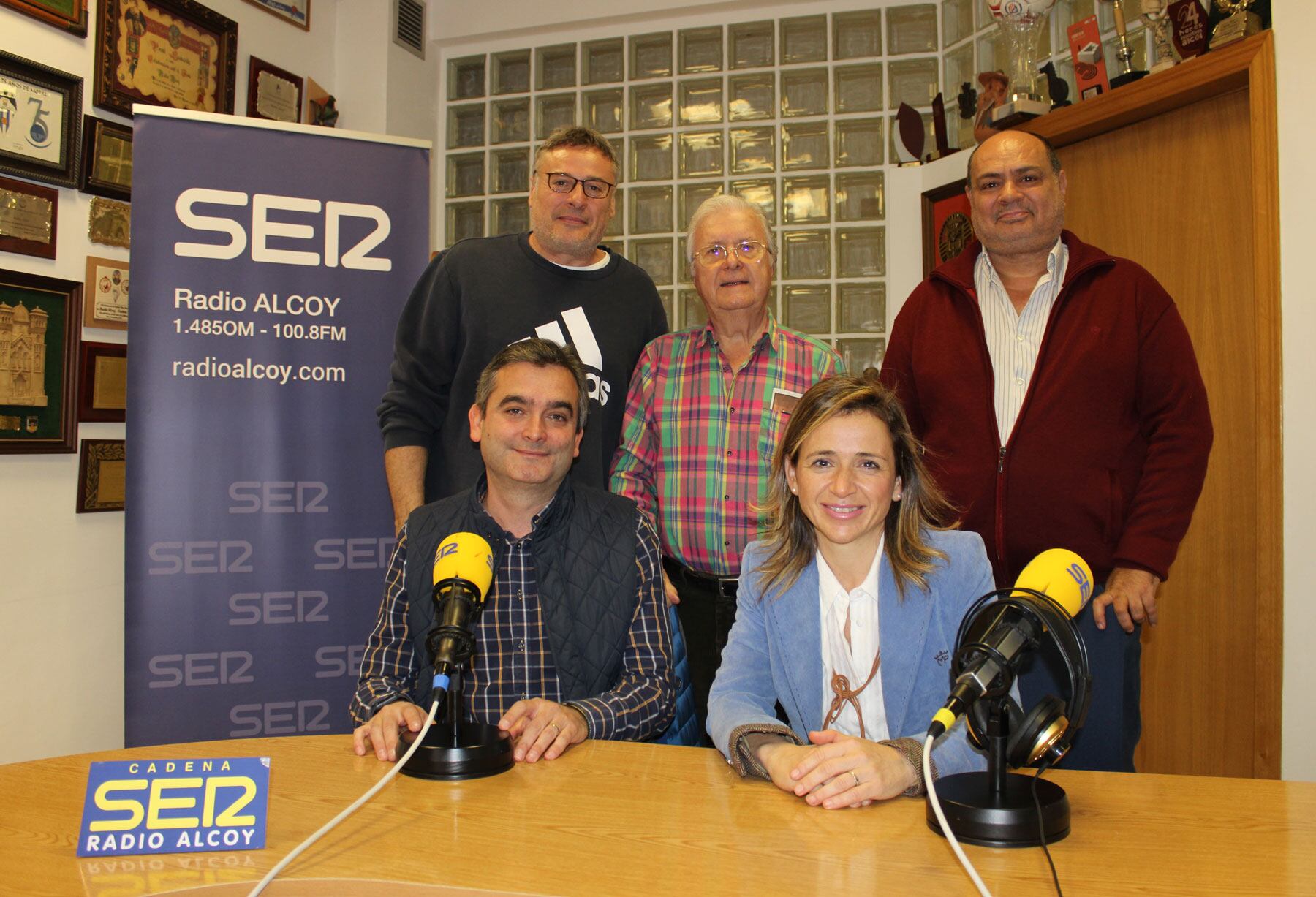 Jesús Fuertes, Silvia Gómez Maestro, Alfonso Navarrete, Paco Aznar y Pepe Bernabeu en el estudio central de Radio Alcoy
