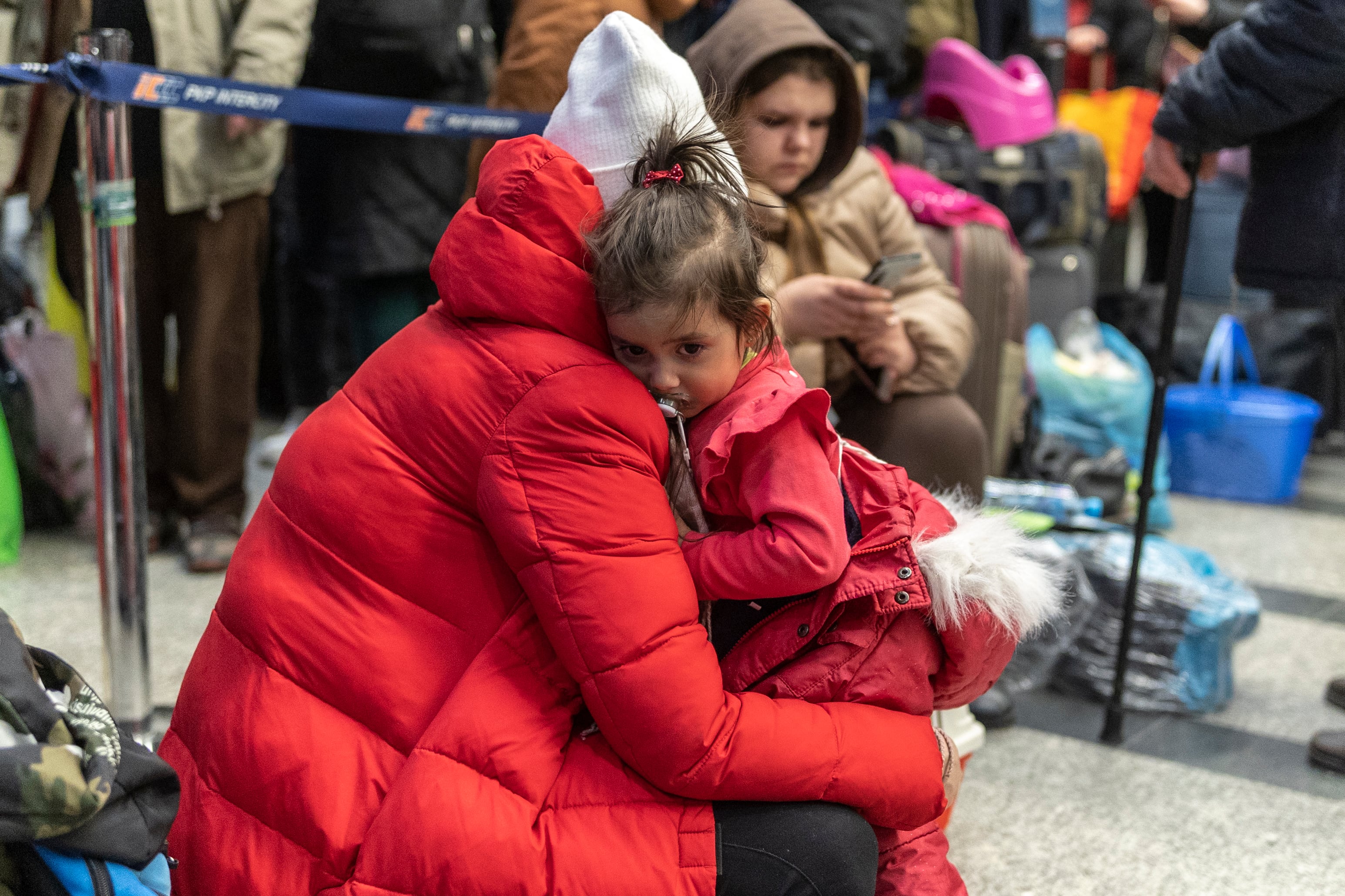 CRACOVIA (POLONIA), 08/03/2022.- Decenas de refugiados procedentes de Ucrania esperan en la estación de tren de Cracovia, Polonia, mientras grupos de voluntarios reparten comida y bebida. EFE/Rodrigo Jiménez
