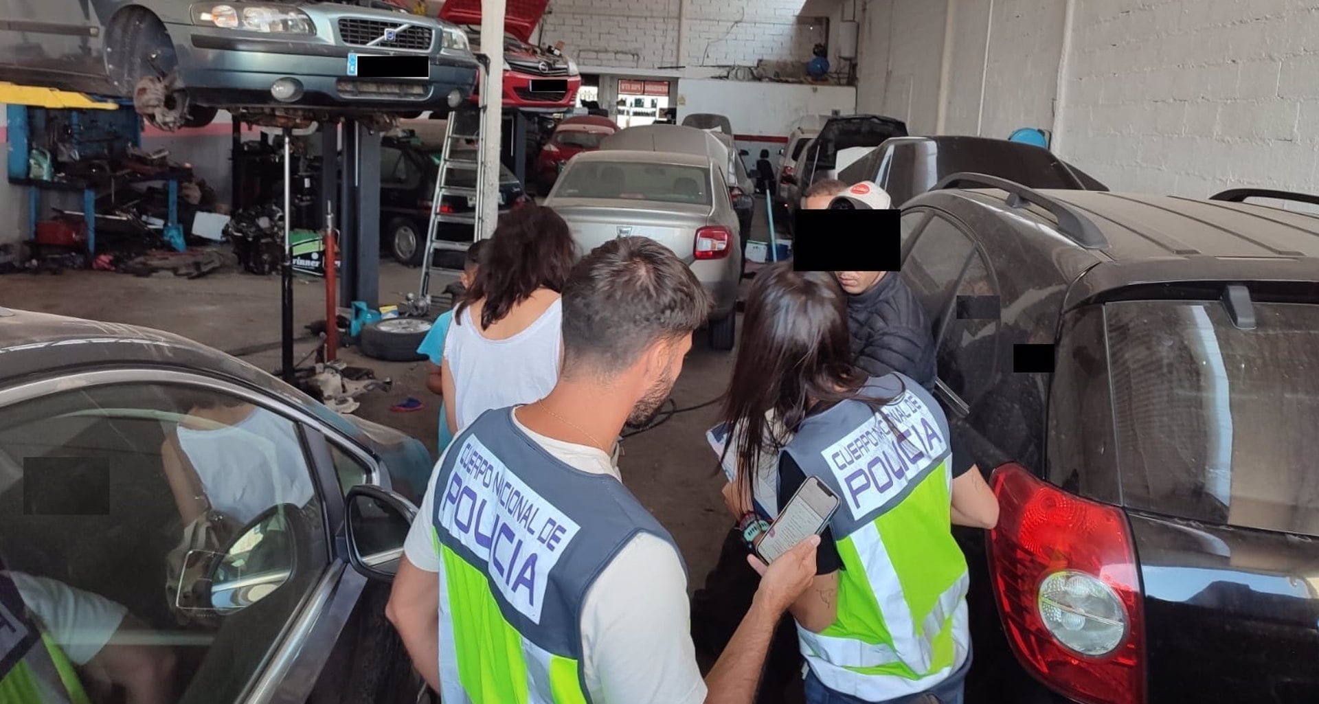 Momento de la intervención policial que se ha saldado con la detención de tres varones por, presuntamente, explotar laboralmente a ciudadanos extranjeros en situación irregular en unos talleres de reparación de vehículos en Torre Pacheco