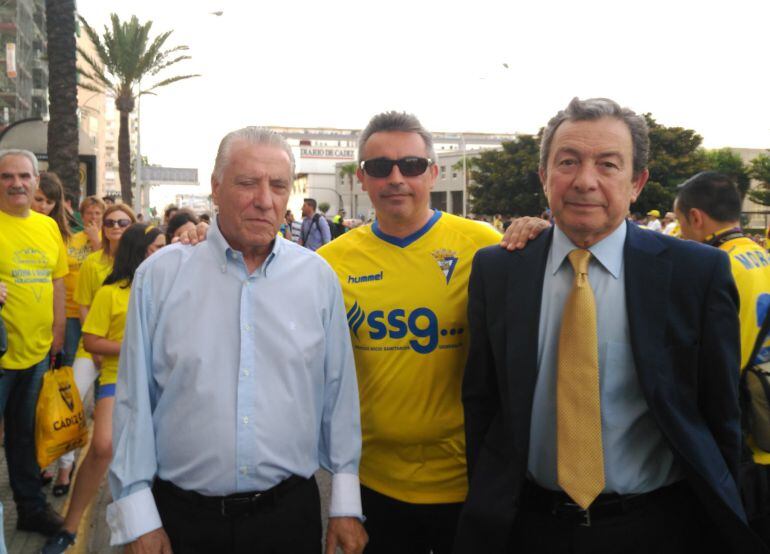 Juan Jose Pina con Miguel Cuesta y Sánchez Grimaldi antes de comenzar la caravana cadista