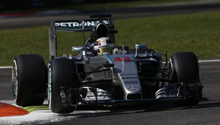 Hamilton maneja su coche en el circuito de Monza