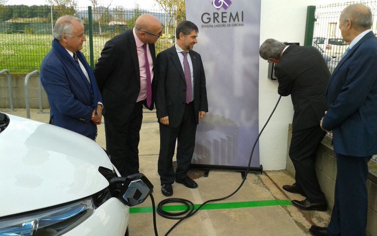 El delegat de la Generalitat, Eudald Casadesús, endollant un cotxe al nou punt de càrrega del Gremi d'Instal·ladors.