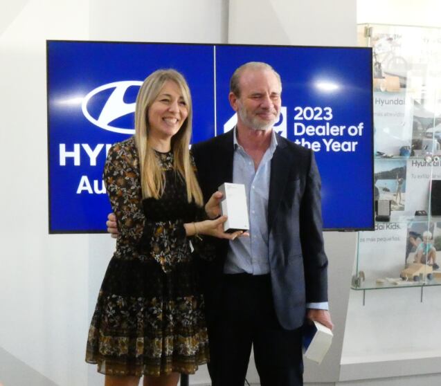 Se entrega el reconocimiento a Autofima Hyundai Elche por estar entre los 50 mejores del mundo. Beatriz González, gerente Autofima Hyndai Elche y Polo Satrústegui, director general Hyundai España