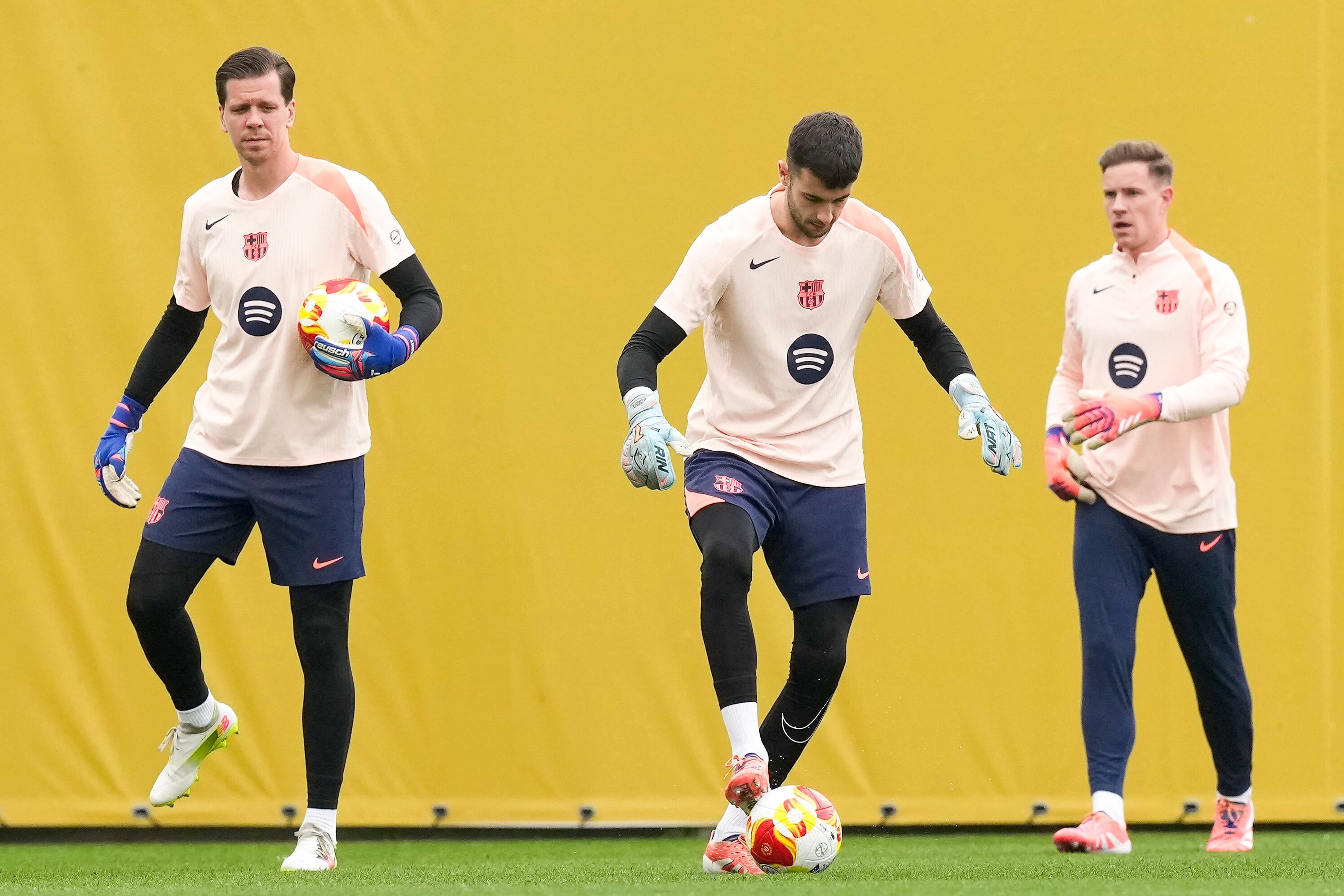 Los porteros del FC Barcelona Wojciech Szczesny, Joan Garcia y Marc-André ter Stegen, durante el entrenamiento para preparar el partido de Copa del Rey ante el Guadalajara