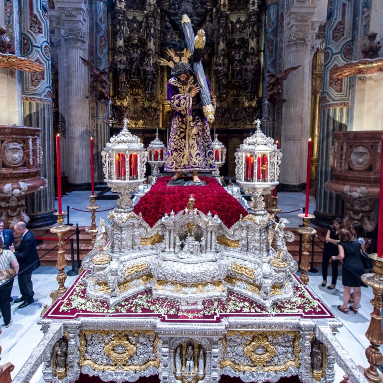 El Cristo de Pasión, de Sevilla, encumbrado en su magnífico paso plateado