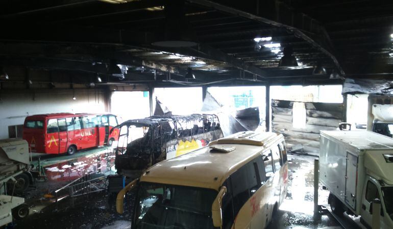 Imágen de la planta baja de la nave tras el incendio de uno de sus autobuses.