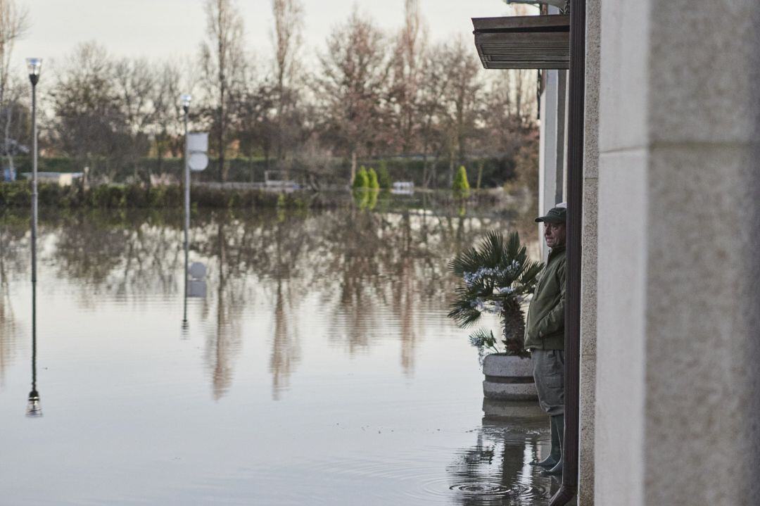 Una persona del vecindario observa el estado de las inundaciones en Navarra, a 12 de diciembre de 2021, en San Adrián, Navarra