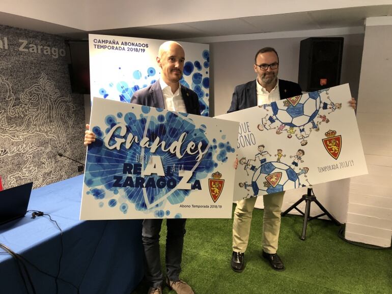 Carlos Arranz y Fernando Sainz de Varanda portan los carnets de abonado para la próxima temporada