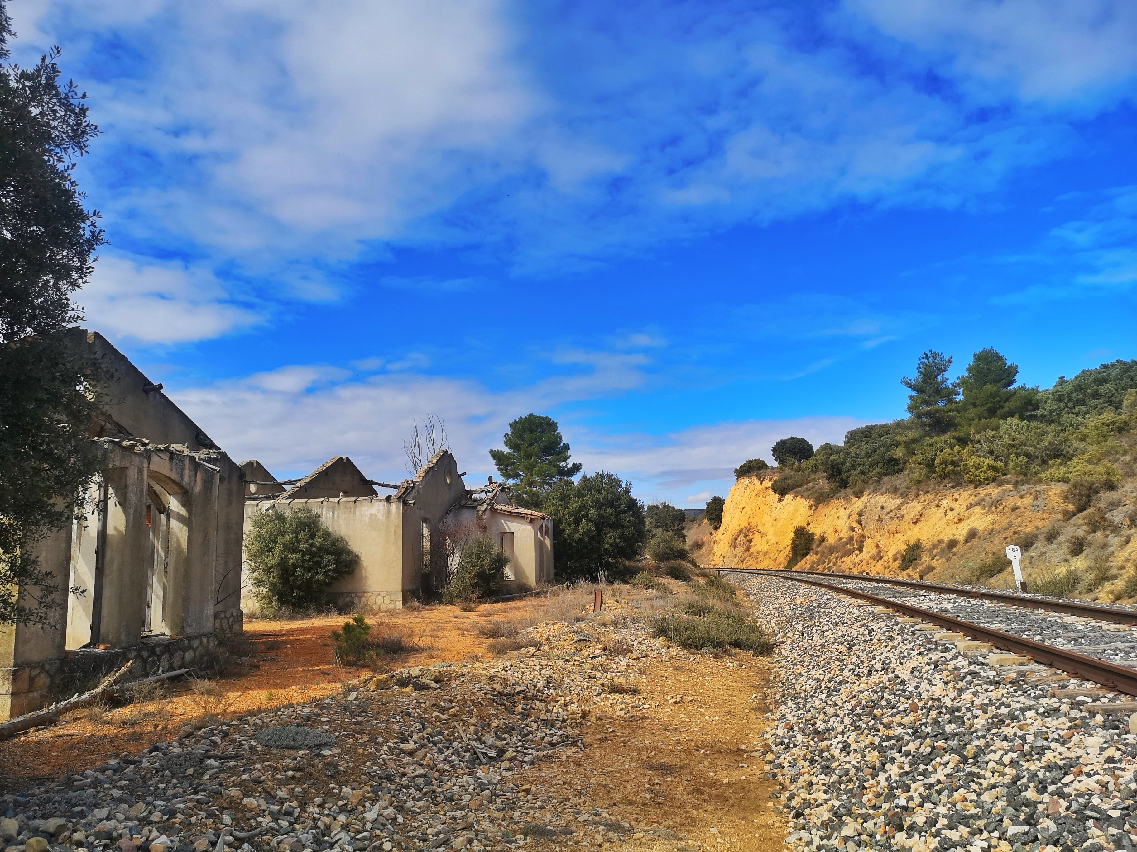 Ruinas de edificios asociados al servicio ferroviario.