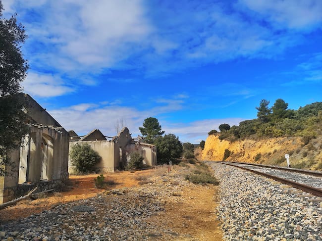 Ruinas de edificios asociados al servicio ferroviario.
