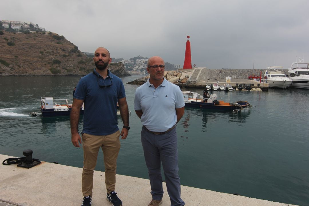 Los concejales de almuñécar, Luis Aragón y Daniel Barbero, presental los dos barcos limpia playas