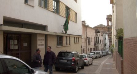 Francisco Amores y Joaquin López en la puerta de los juzgados de Cazorla