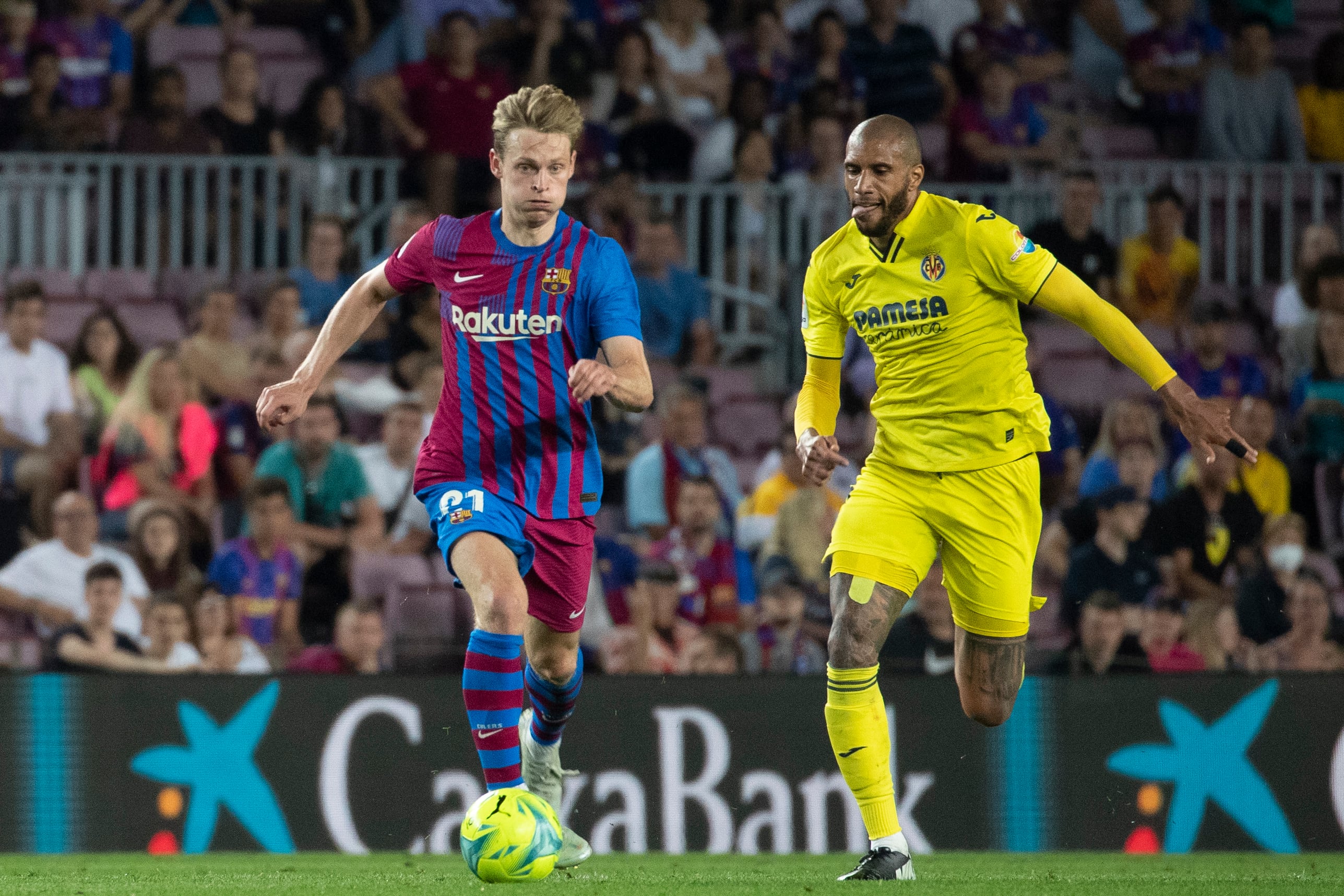 BARCELONA, 22/05/2022.- El defensa del FC Barcelona Alejandro Balde (i) se escapa de Etienne Capoue, del Villarreal, durante el partido correspondiente a la jornada 38 de Liga en Primera División que FC Barcelona y Villarreal CF disputan hoy domingo en el Camp Nou, en Barcelona. EFE/Marta Pérez