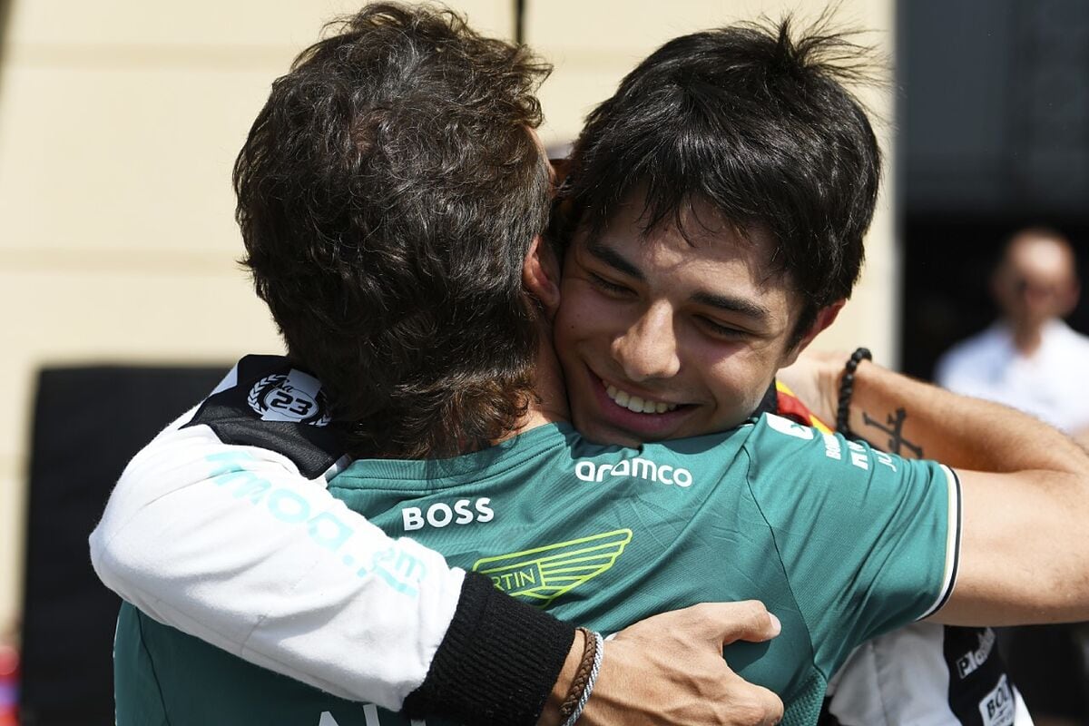 Pepe Martín abraza a su padrino Fernando Alonso