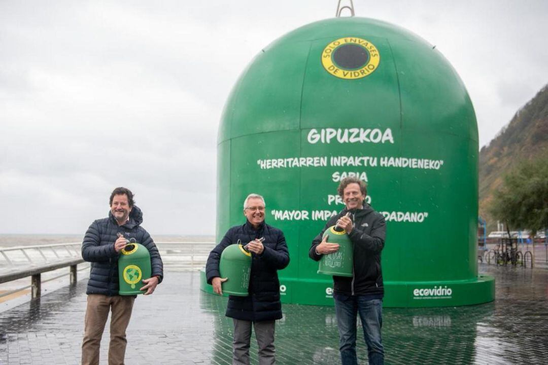 El Diputado de Medio Ambiente, José Ignacio Asensio, junto a responsables de Ecovidrio