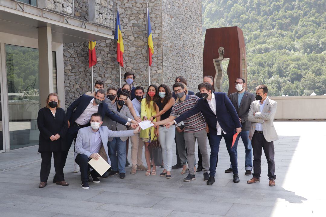 Els representants de les seccions joves de totes les formacions polítiques del país i del FNJ, representant la unitat pel pacte polític a favor del col·lectiu.