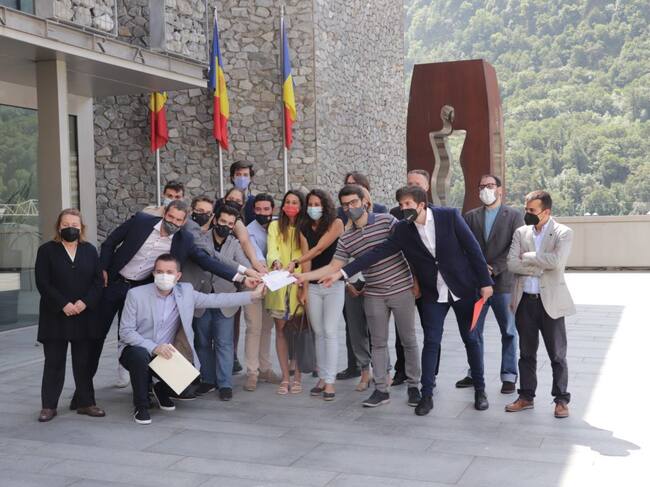 Els representants de les seccions joves de totes les formacions polítiques del país i del FNJ, representant la unitat pel pacte polític a favor del col·lectiu.