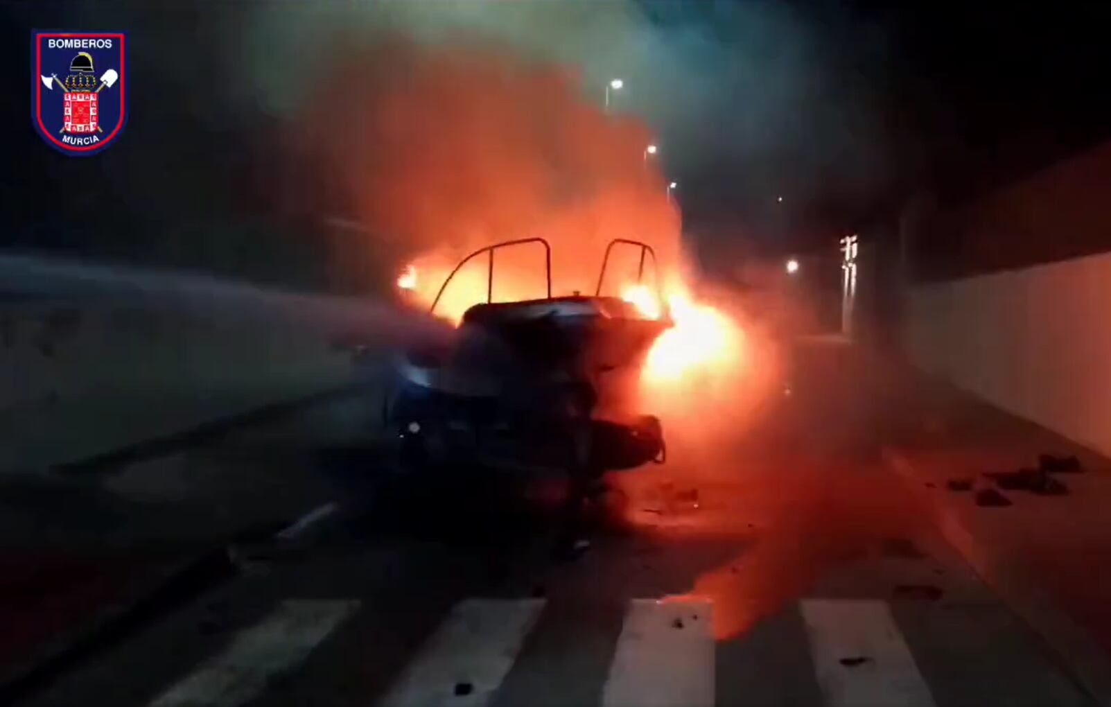 Los bomberos sofocan el incendio de una embarcación