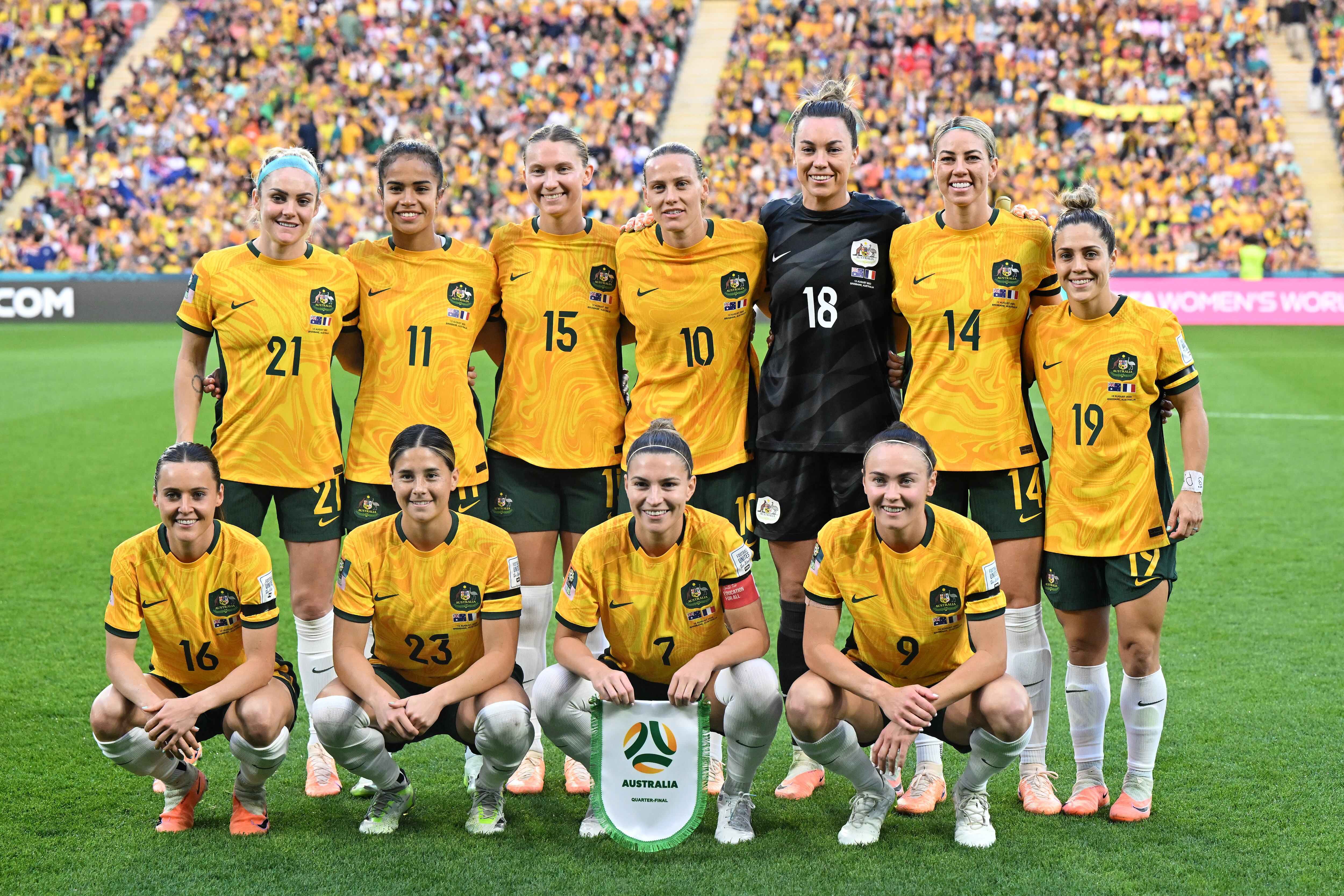 Brisbane (Australia), 12/08/2023.- Australia players pose for a team photo ahead of the FIFA Women&#039;s World Cup 2023 Quarter Final soccer match between Australia and France at Brisbane Rectangular Stadium in Brisbane, Australia, 12 August 2023. (Mundial de Fútbol, Francia) EFE/EPA/DARREN ENGLAND AUSTRALIA AND NEW ZEALAND OUT
