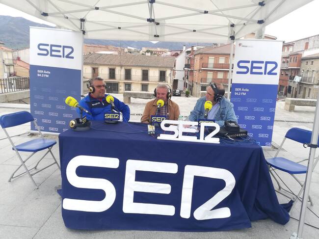 Alfredo Blanco, entrenador del equipo de fútbol (i) y , Victorio Blanco, presidente de la Asociación de Jubilados, con Luis Sánchez