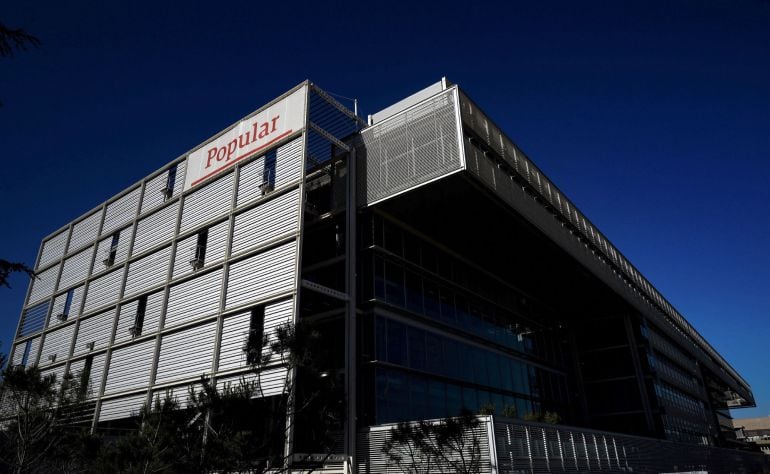 Vista de la fachada de la nueva sede del Banco Popular que se está terminando de construir en el madrileño barrio de San Blas