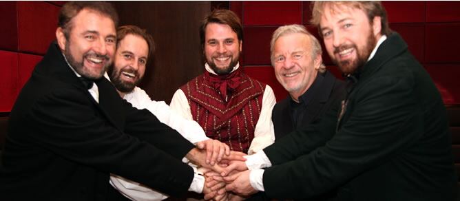 El protagonista español, Gerónimo Rauch, con cuatro de los 'Jean Valejan' que lo han interpretado en Londres