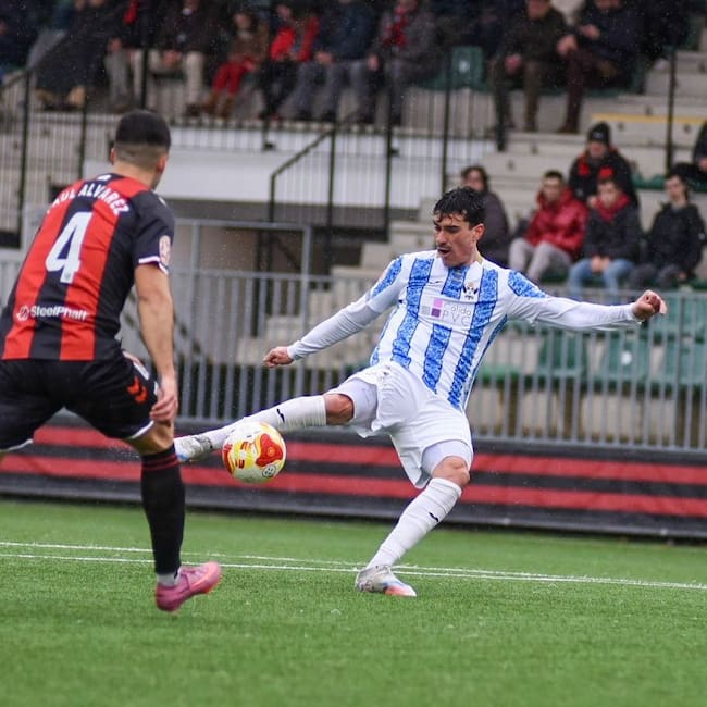 Arturo Molina adelanta al CF Talavera en el Municipal de Gobela