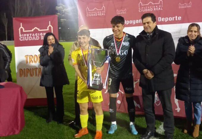 Álvaro Bonillo con la Copa Diputación